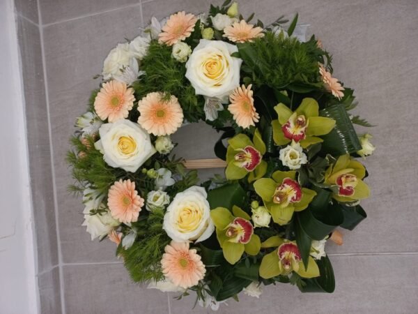 Coroana funerara cu trandafiri albi și cymbidium verde