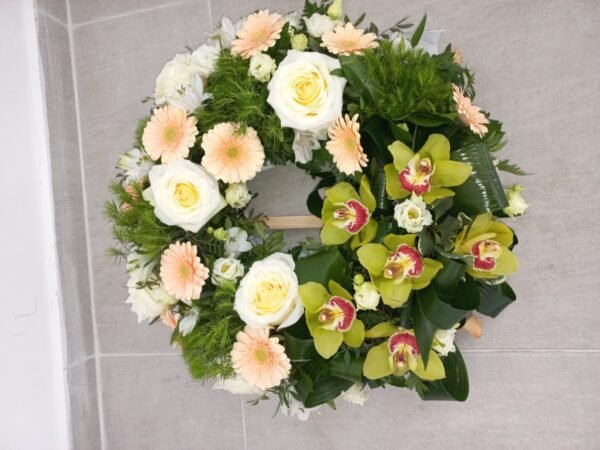 Coroana funerara cu trandafiri albi și cymbidium verde - imagine 2