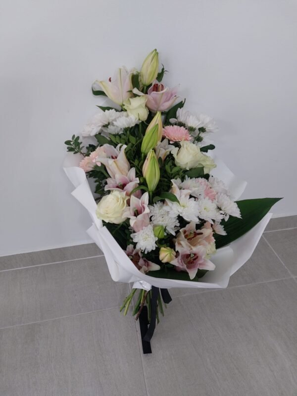 Buchet funerar cu trandafiri albi si crin