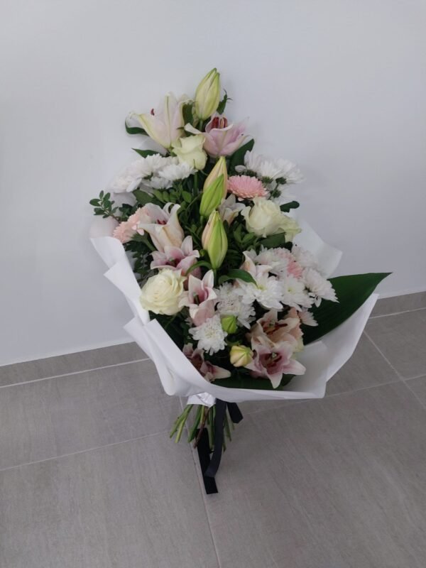 Buchet funerar cu trandafiri albi si crin - imagine 2