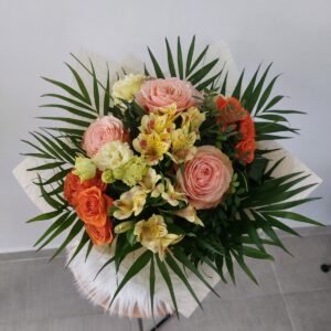 Buchet cu trandafiri somon și minirose Orange