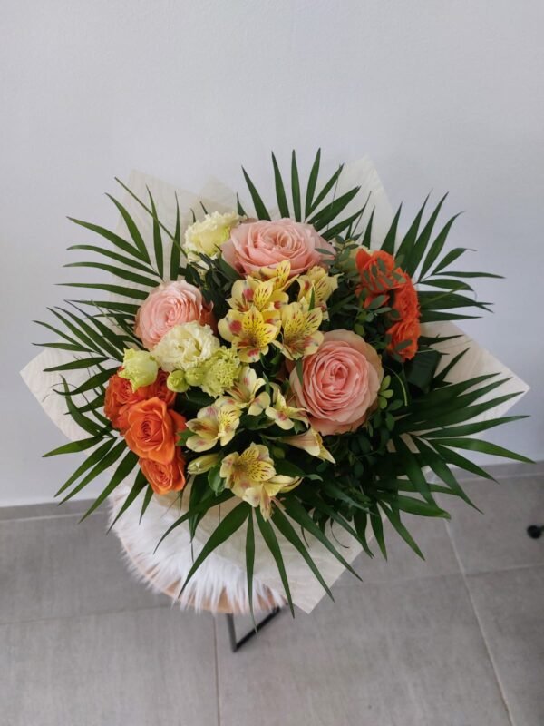 Buchet cu trandafiri somon și minirose Orange