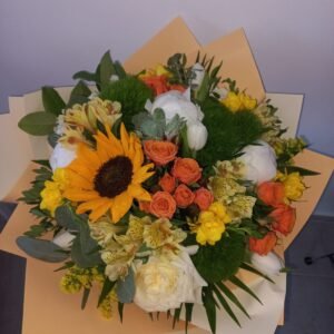 Buchet cu floarea soarelui, bujori și minirose
