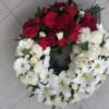 Corona funerară cu trandafiri roșii, abia și crin