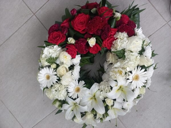 Corona funerară cu trandafiri roșii, abia și crin