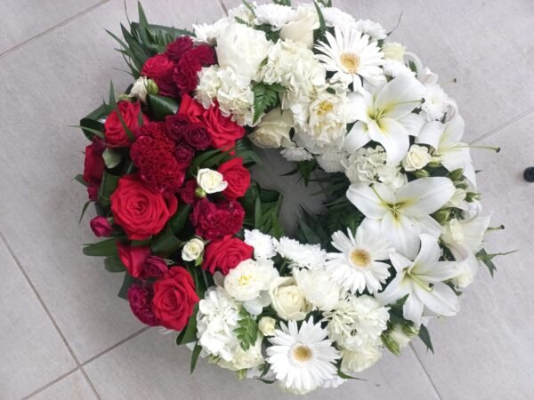 Corona funerară cu trandafiri roșii, abia și crin - imagine 2