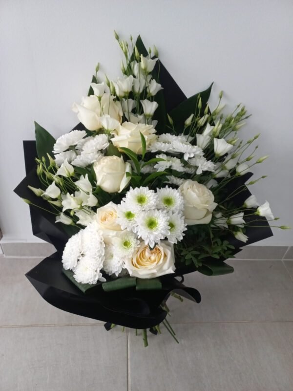 Buchet funerar cu trandafiri albi , crizanteme și eustoma - imagine 3