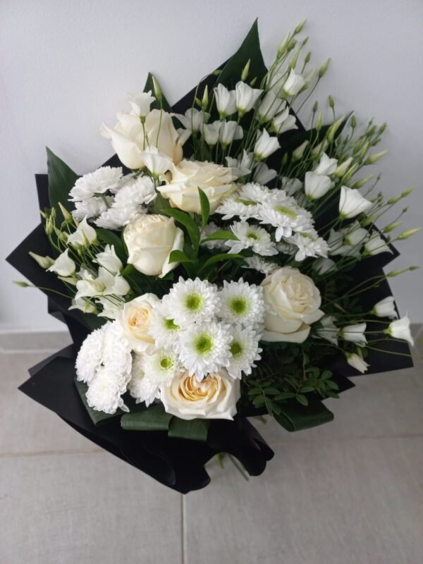 Buchet funerar cu trandafiri albi , crizanteme și eustoma