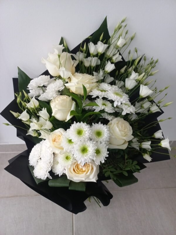 Buchet funerar cu trandafiri albi , crizanteme și eustoma - imagine 2