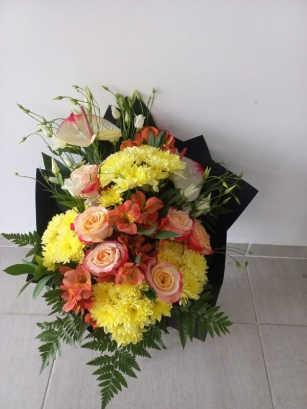 Buchet funerar cu trandafiri bicolori și crizantemă galbenă - imagine 3