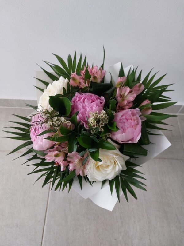 Buchet cu bujori, trandafiri și alstroemeria - imagine 2