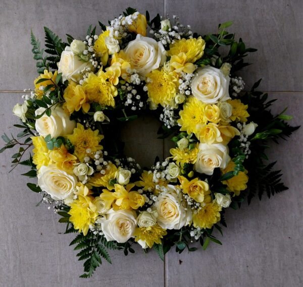 Coroană funerară cu trandafiri albi și frezii galbene - imagine 2