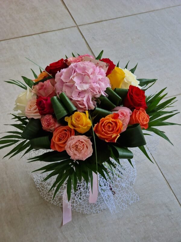 Buchet cu trandafiri multicolori și hortensie roz - imagine 2