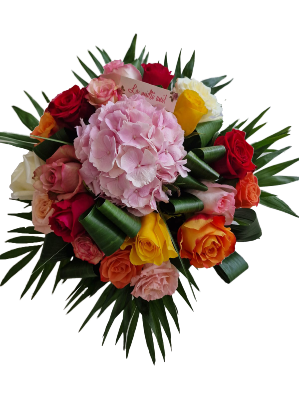 Buchet cu trandafiri multicolori și hortensie roz