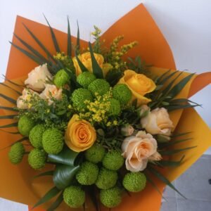 Buchet cu trandafiri galben și santini verde