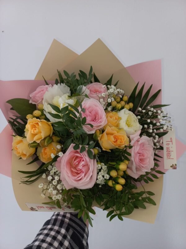 Buchet cu trandafiri roz și minirose crem - imagine 2