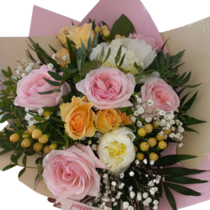 Buchet cu trandafiri roz și minirose crem