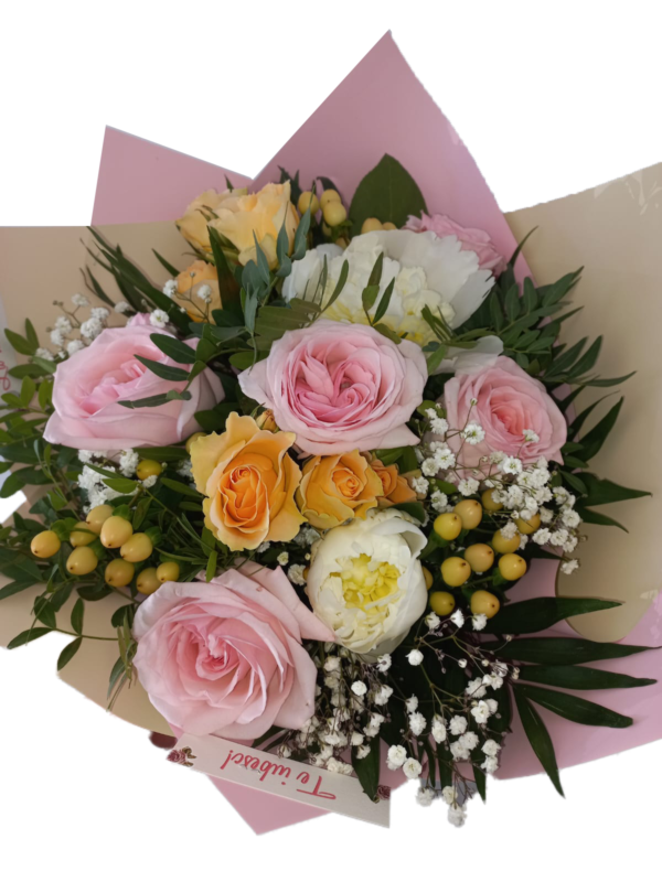 Buchet cu trandafiri roz și minirose crem