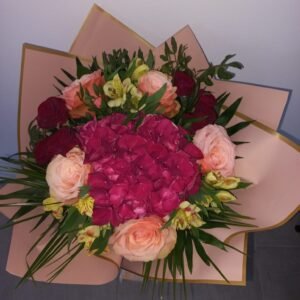 Buchet cu hortensie și trandafiri kahala