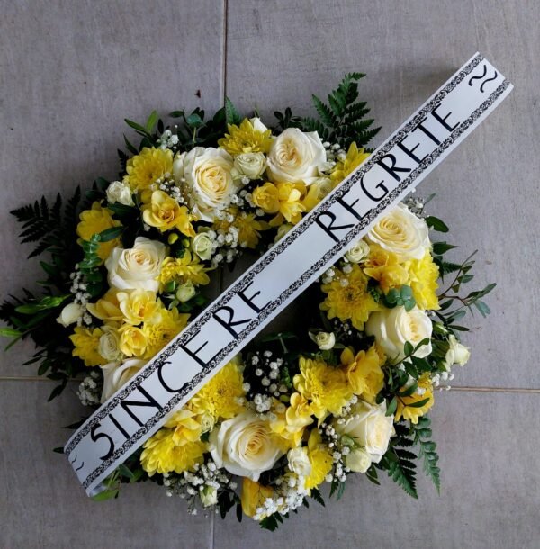 Coroană funerară cu trandafiri albi și frezii galbene