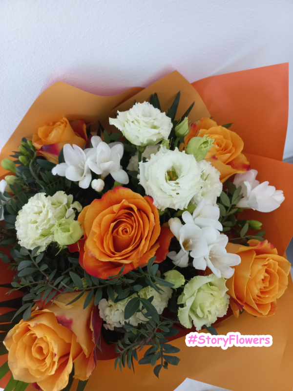 Buchet cu trandafiri, frezii și eustoma - imagine 4