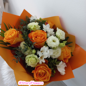 Buchet cu trandafiri, frezii și eustoma