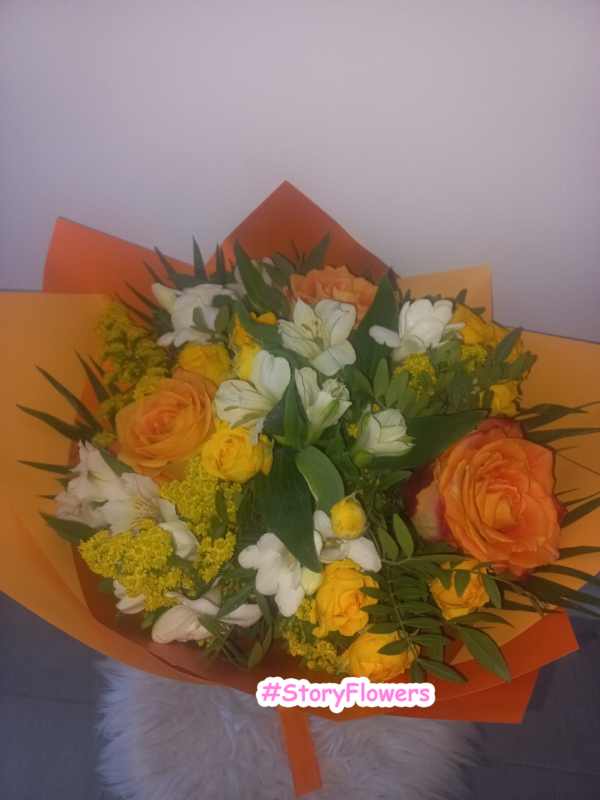 Buchet cu trandafiri, solidago și frezii