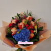 Buchet cu hortensie albastră și trandafiri bicolori