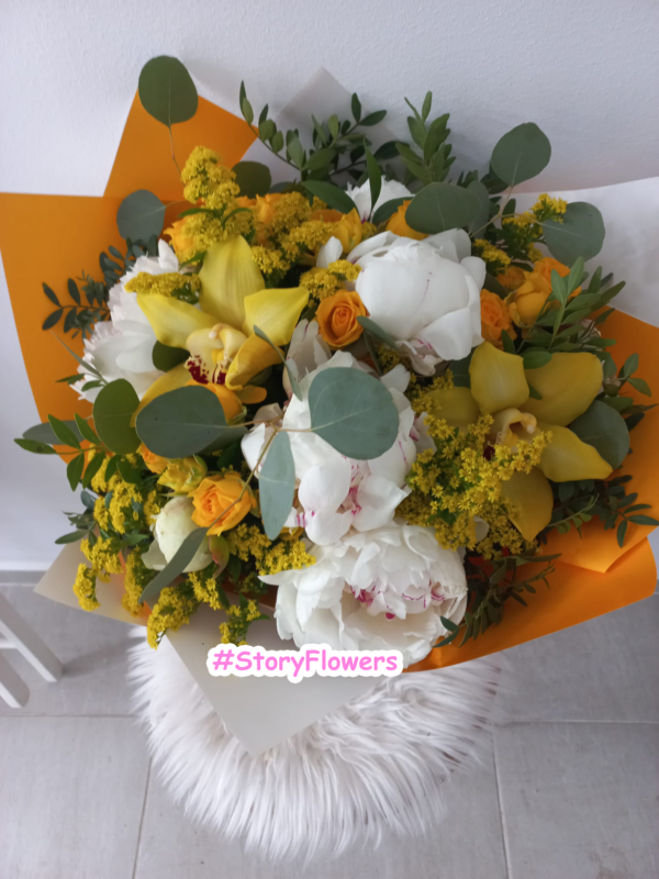 Buchet cu bujori albi, minirose și solidago - imagine 2