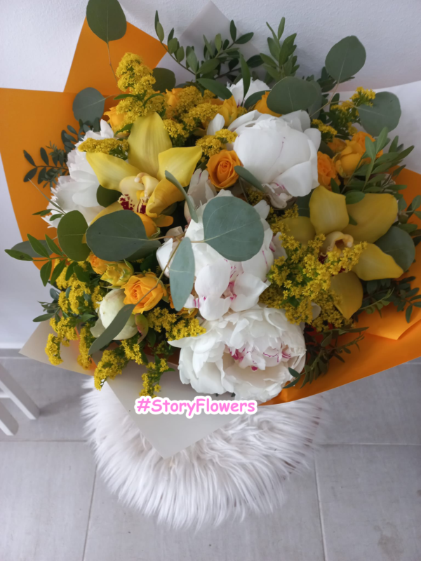 Buchet cu bujori albi, minirose și solidago - imagine 3