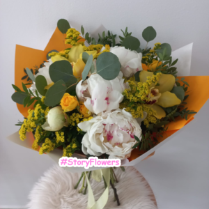 Buchet cu bujori albi, minirose și solidago
