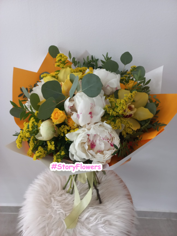 Buchet cu bujori albi, minirose și solidago