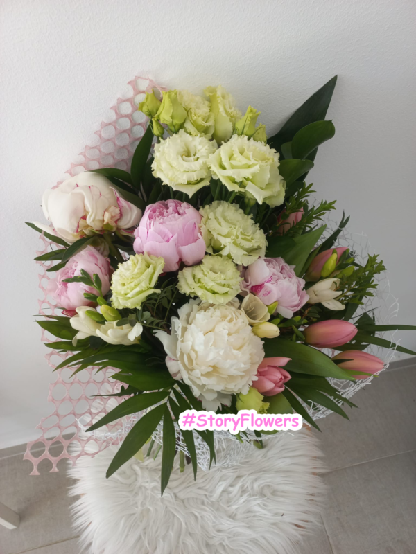 Buchet cu bujori, eustoma și lalele