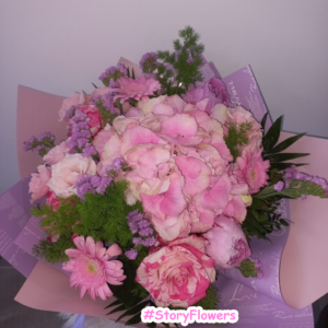 Buchet cu hortensie,bujori și trandafiri