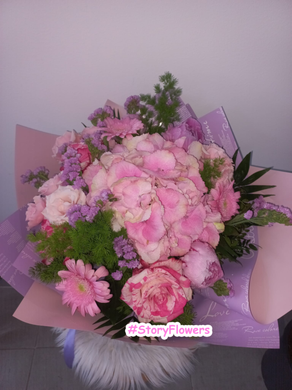 Buchet cu hortensie,bujori și trandafiri