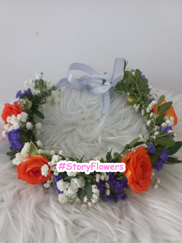 Coroniță cu gypsofilla albă,limonium mov și minirose portocalii