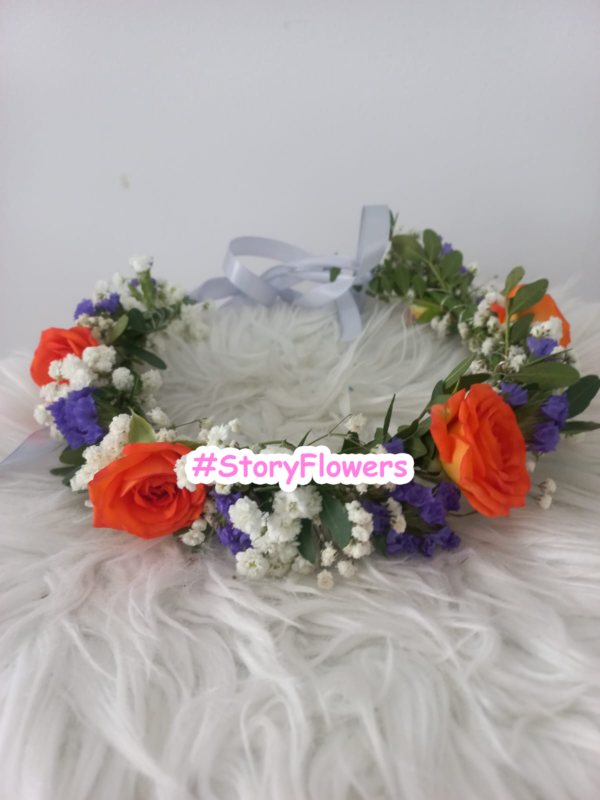 Coroniță cu gypsofilla albă,limonium mov și minirose portocalii - imagine 4