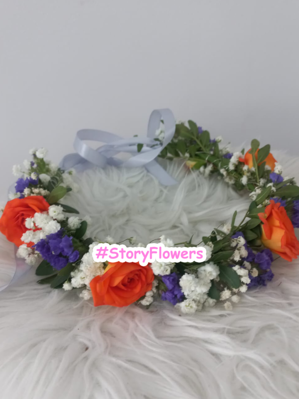 Coroniță cu gypsofilla albă,limonium mov și minirose portocalii - imagine 3