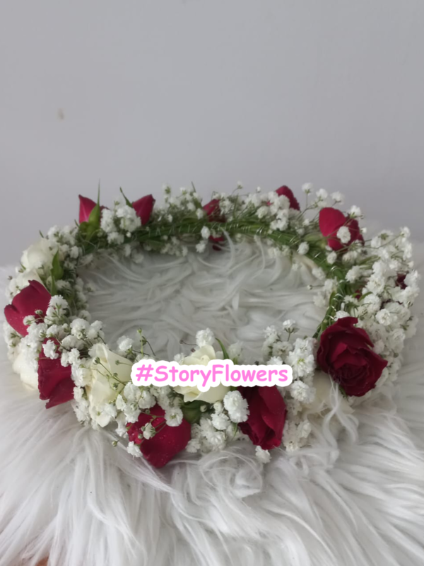 Coroniță cu minirose fuchsia,albe și gypsofilla