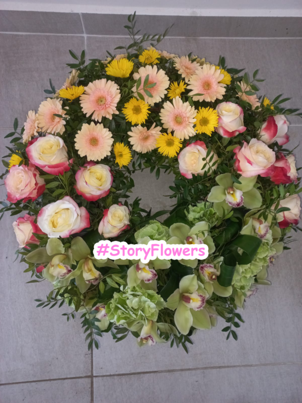 Coroană funerară cu cymbidium și trandafiri