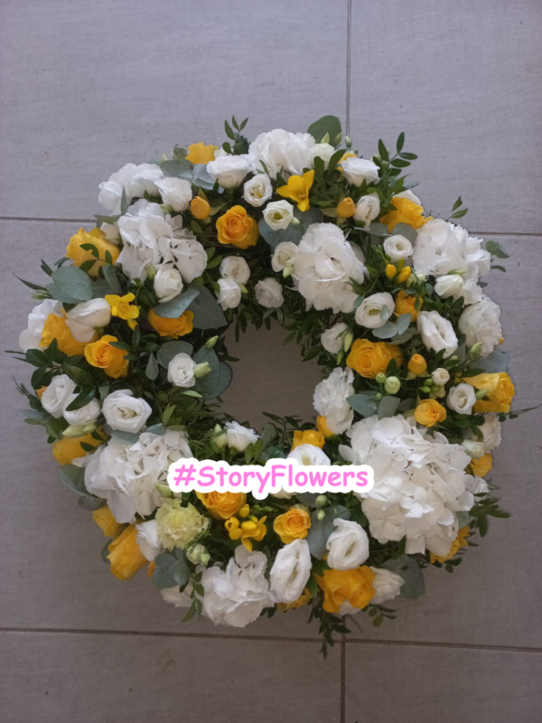Coroana funerară cu hortensie albă și trandafiri galbeni