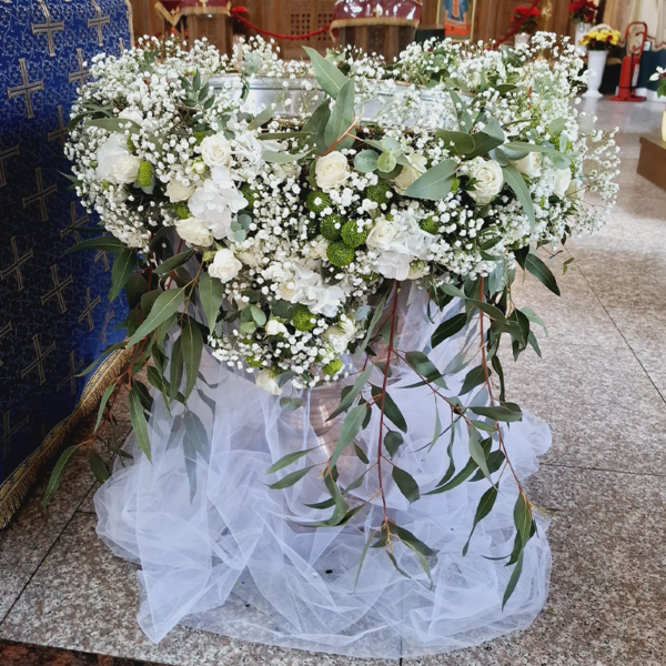 Cristelniță botez cu flori albe