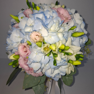 Buchet de mireasă / nașă cu hortensie bleu și eustoma roz