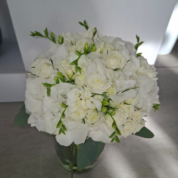 Buchet de mireasă cu ranunculus alb și hortensie albă - imagine 2