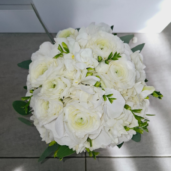 Buchet de mireasă cu ranunculus alb și hortensie albă - imagine 3