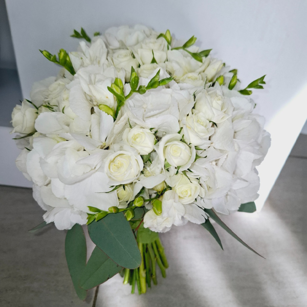 Buchet de mireasă cu ranunculus alb și hortensie albă