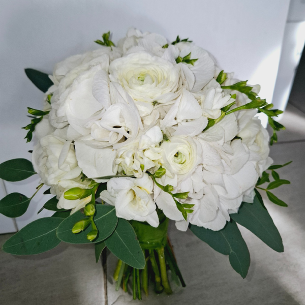 Buchet de mireasă cu ranunculus alb și hortensie albă - imagine 4