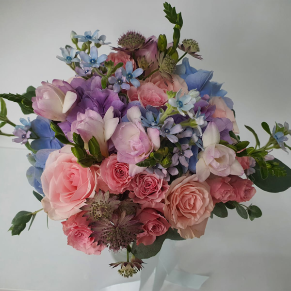 Buchet mireasă / nașă cu trandafiri,minirose și frezii