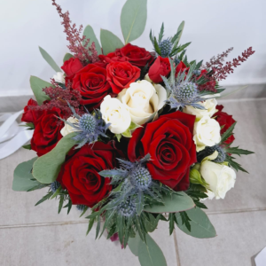 Buchet de mireasă / nașă cu trandafiri roșii și eryngium albastru