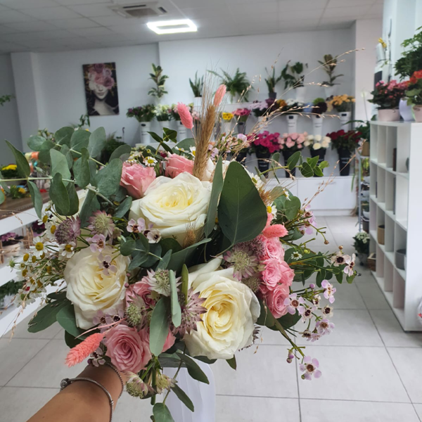 Buchet mireasă cu trandafiri albi și flori de câmp